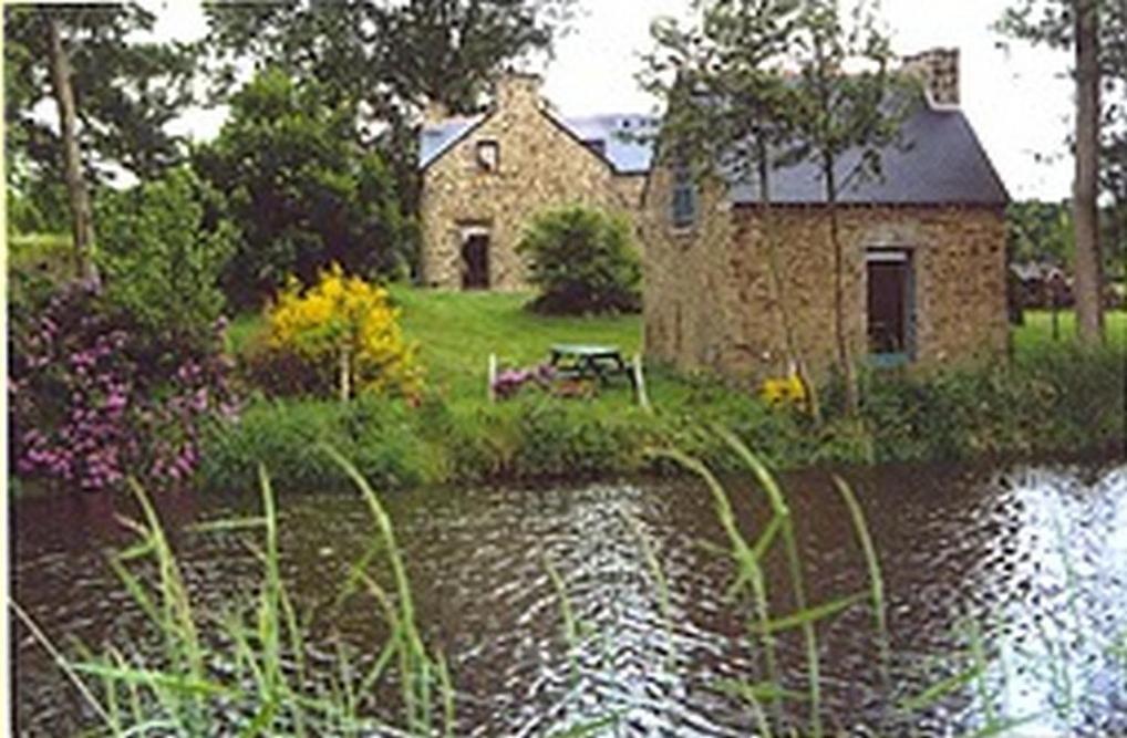 Au Pont Ricoul Bed & Breakfast Saint-Pierre-de-Plesguen ภายนอก รูปภาพ